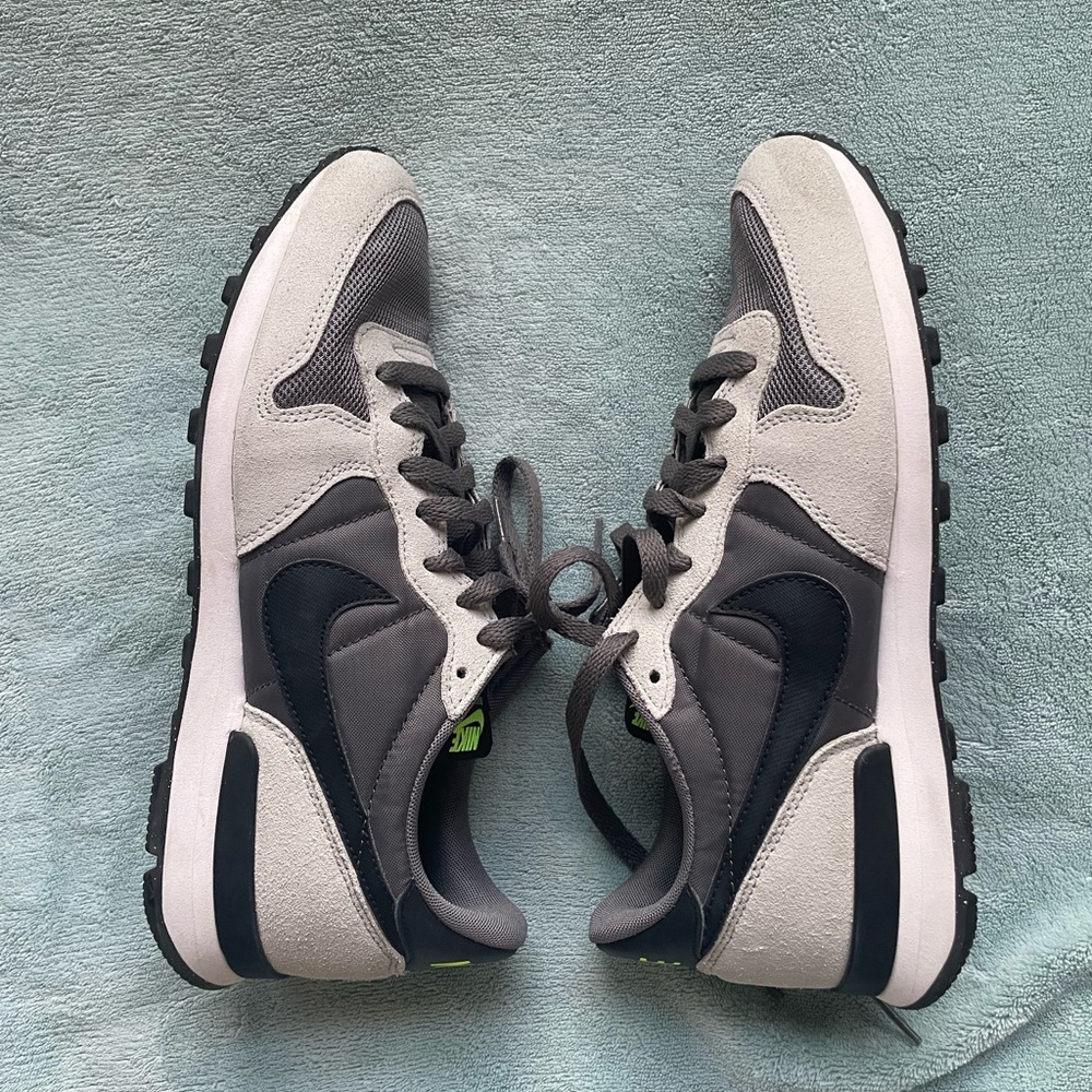 Mens Nike Tennis Sneakers Shoes Grey size US 8.5